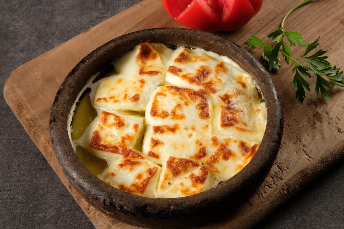 Güveçte fırınlanmış peynir