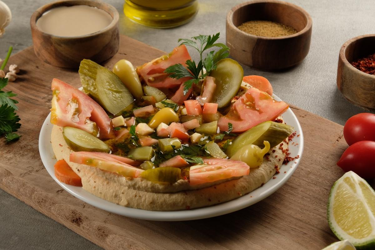 Hatay usulü humus, turşu ve domatesle