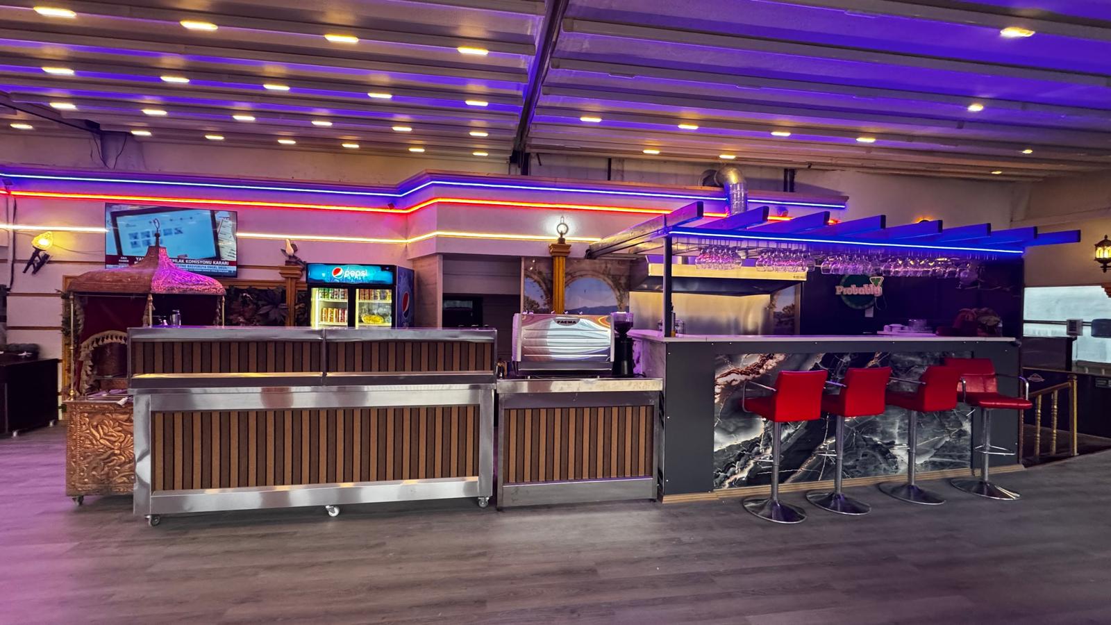 Servis bankosu ve bar oturma alanı