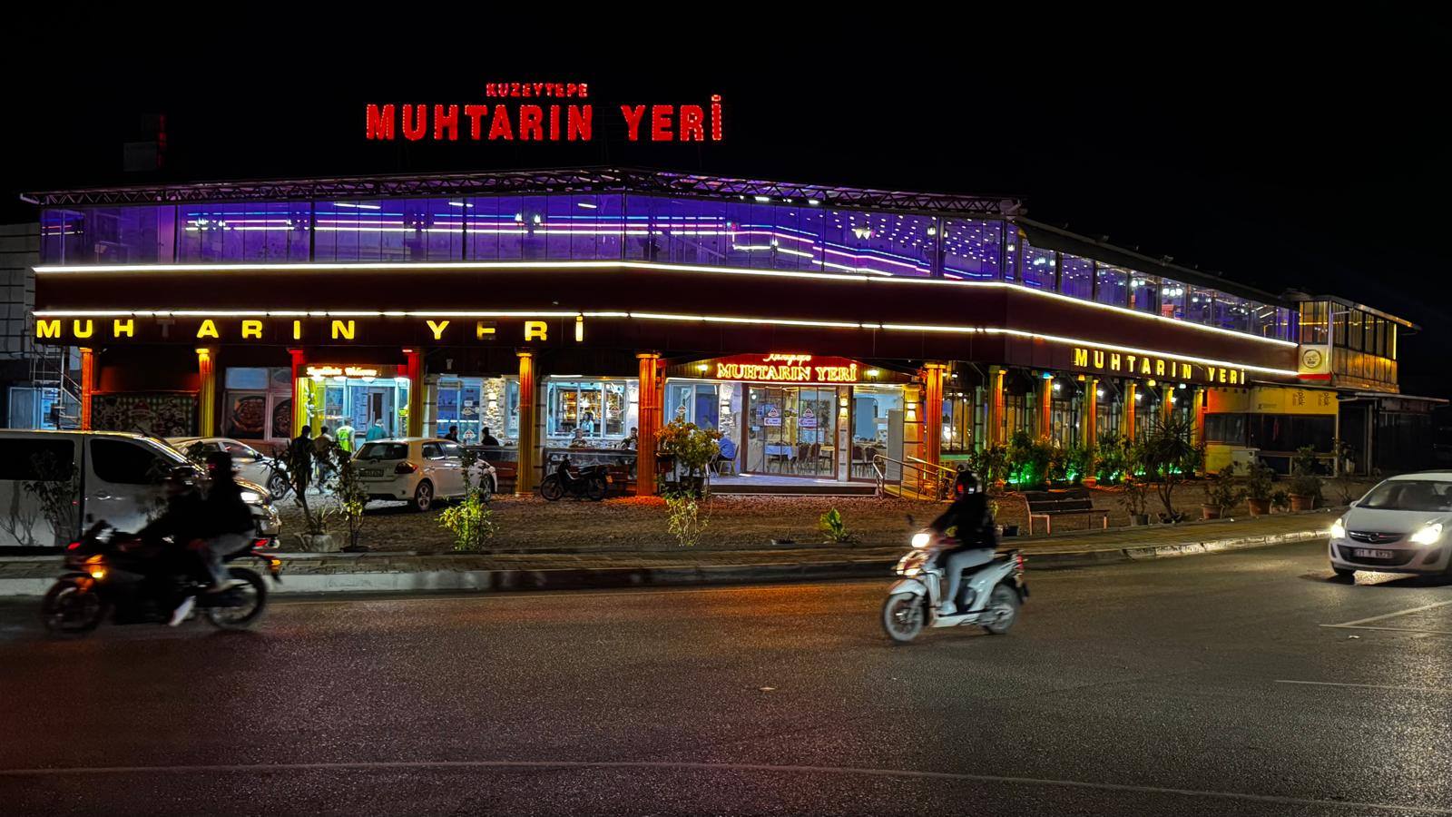 Restoranın aydınlatmalı üst kat terası – gece