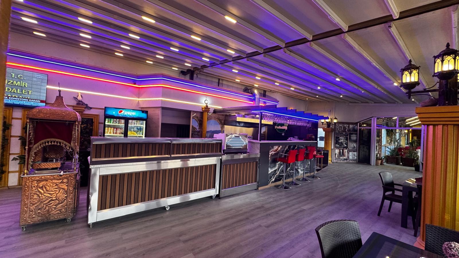 Restoranın iç salonu, servis bankosu ve oturma alanı